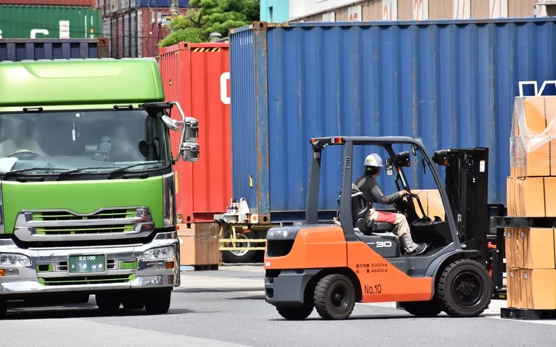 フォークリフト事故を防ぐためのポイントとは?原因と効果的な予防策を徹底解説