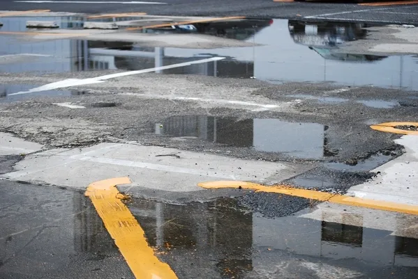駐車場センサーの3つの雨対策|誤検知への対処法と予防策